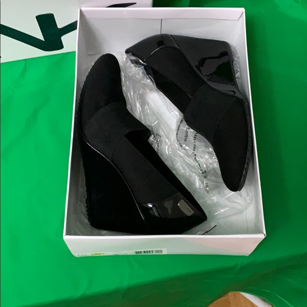 Anne Klein Sport wedge size 7.5. Black.
